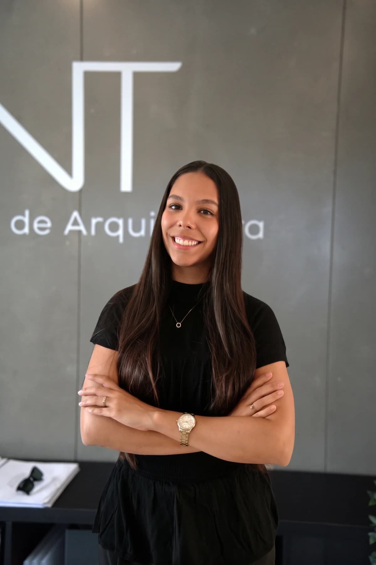 Retrato de Júlia Araújo no atelier